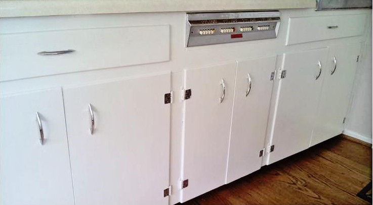these kitchen cabinets had a cheap makeover that looks like a