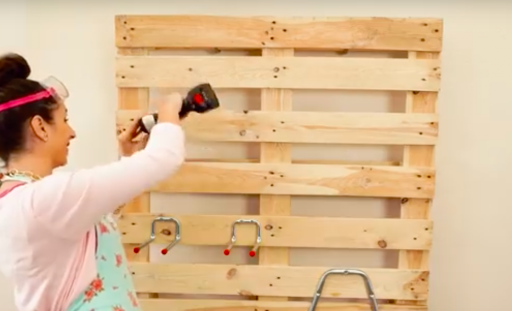 She Hangs This Pallet On The Wall And It Instantly Organizes A Ton Of