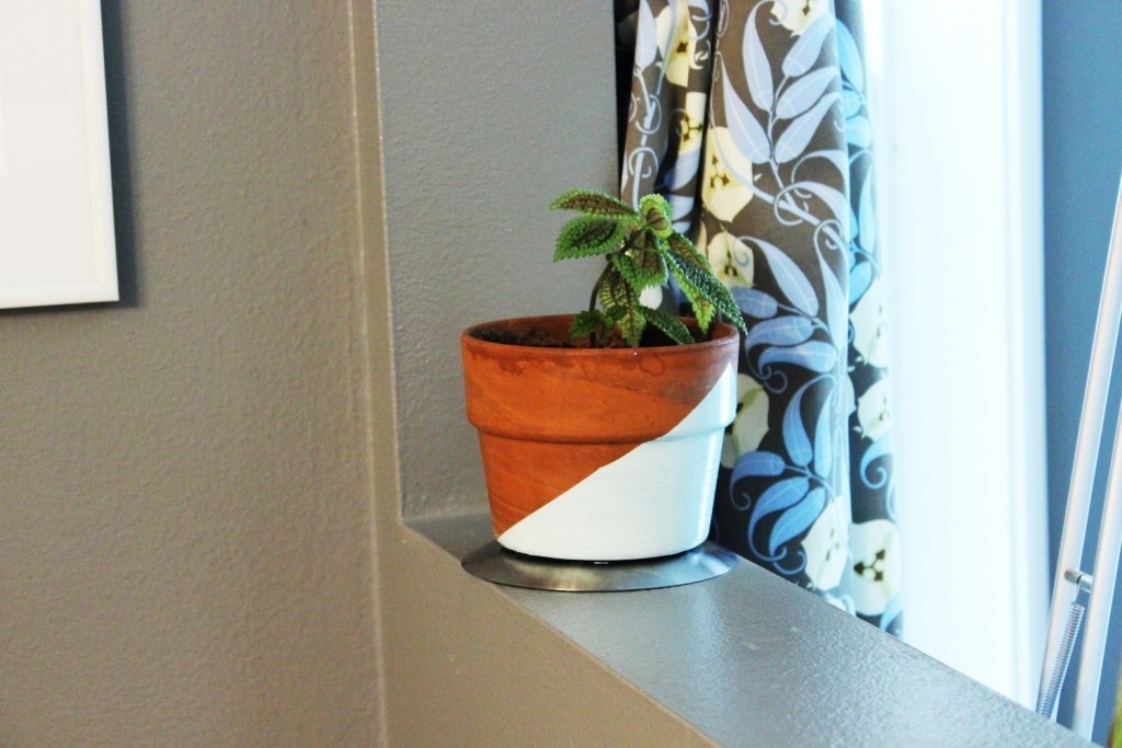 DIY-Geometric-Painted-Planter-With-Turquoise
