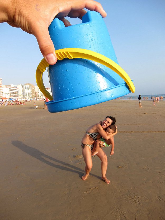 Things-To-Do-At-The-Beach-Photo-Illusion