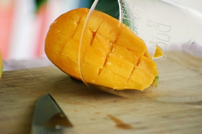 best-way-peel-mango.w654