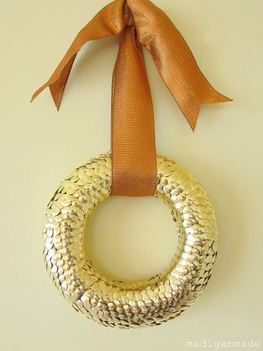 gold-thumbtack-wreath-04