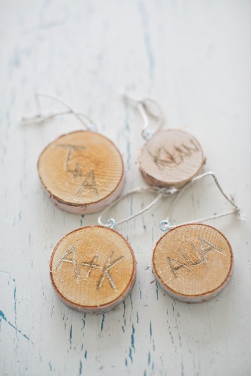 rustic-diy-ornaments-of-wood-discs-2-500x750