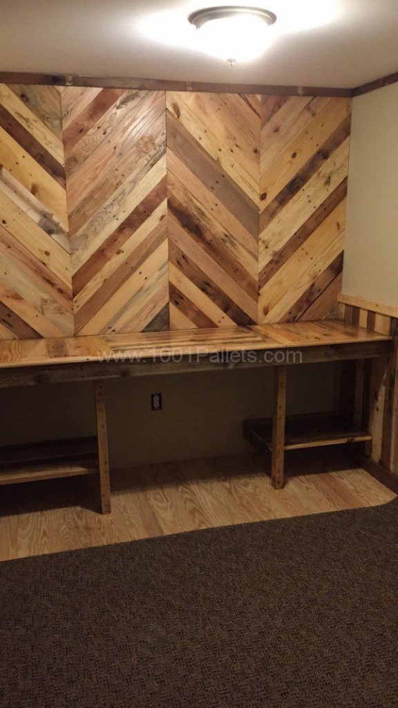 1001pallets.com-how-i-built-my-pallet-office-desk-walls-2-600x1067