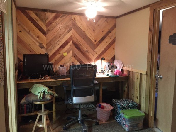 1001pallets.com-how-i-built-my-pallet-office-desk-walls-600x450