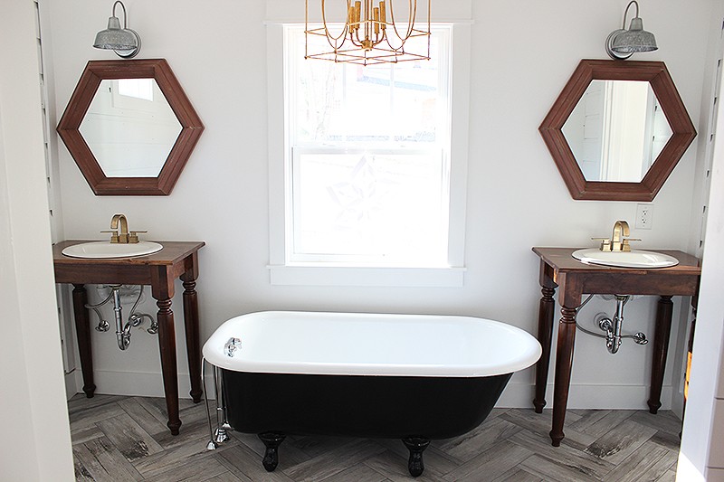 rustic-farmhouse-bathroom