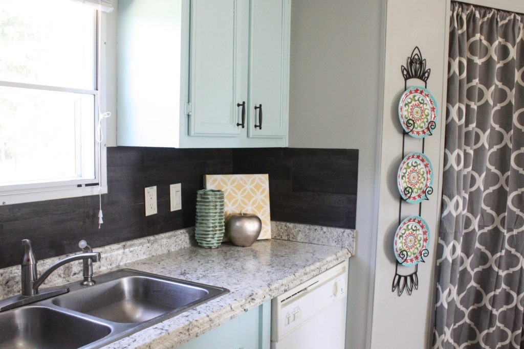 vinyl-flooring-backsplash-1-1024x683